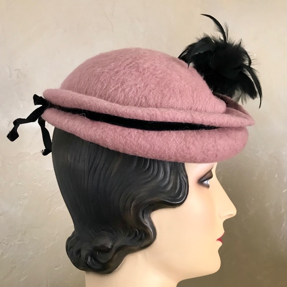 DASHING 1940s PINK \'MOHAIR\' FELT HAT WITH MATCHING JEWEL AND BLACK FEATHERS main image 13